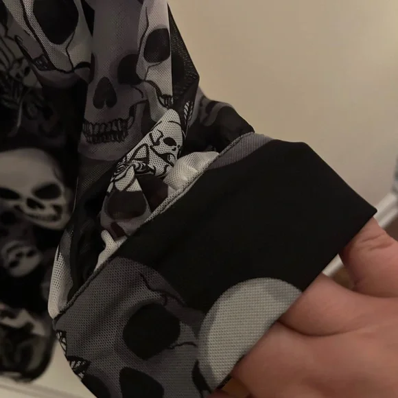 💀Black and White Skull Print Sheer Top - Picture 4 of 7